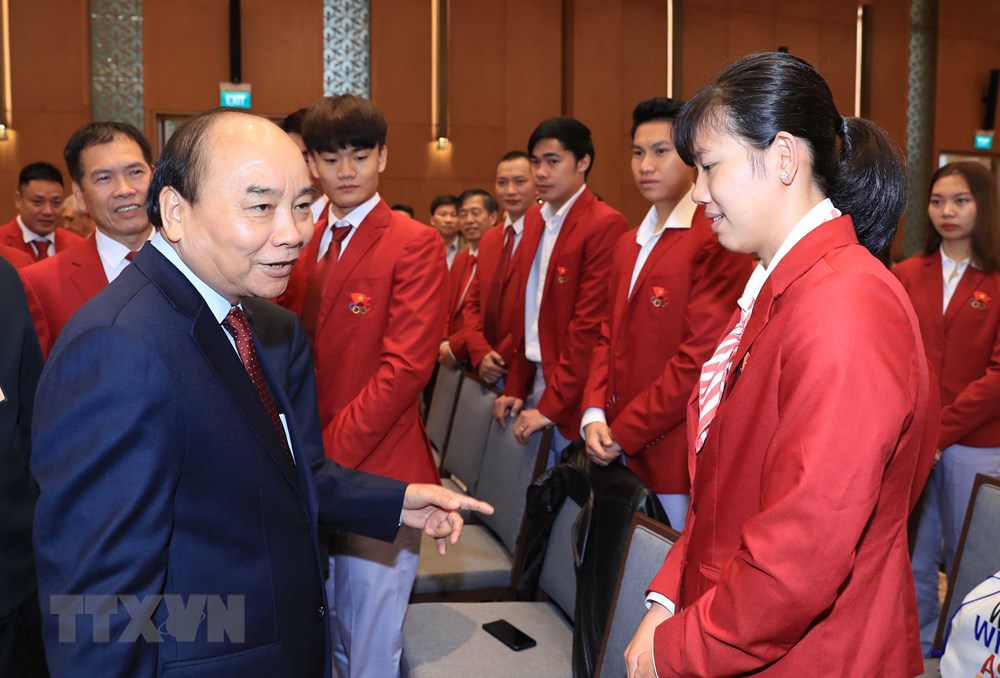  Thủ tướng Nguyễn Xuân Phúc với các vận động viên và huấn luyện viên. (Ảnh: Thống Nhất/TTXVN)