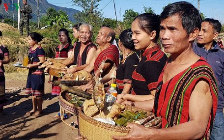 Dân làng chuẩn bị lễ vật trong lê hội Aza Kooh của người Pa Co