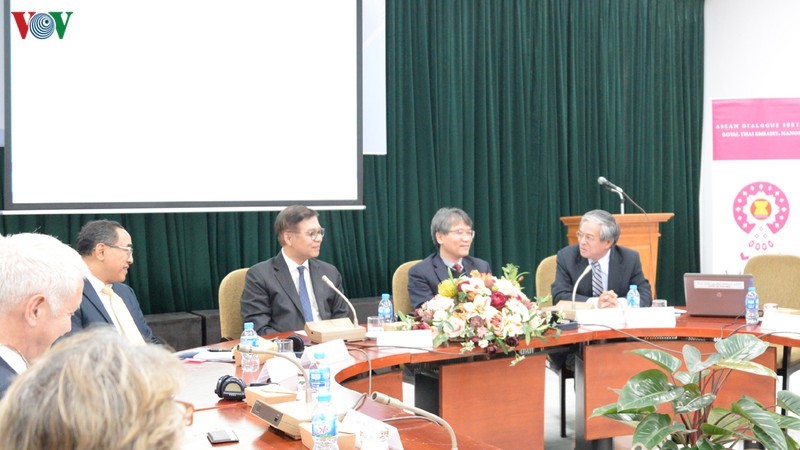 Từ trái sang phải: Đại sứ Thái Lan Tanee Sangrat, nguyên Thứ trưởng Ngoại giao Thái Lan Puangketkaew, Giám đốc Học viện Ngoại giao Nguyễn Vũ Tùng và nguyên Thứ trưởng Ngoại giaoViệt Nam Phạm Quang Vinh.