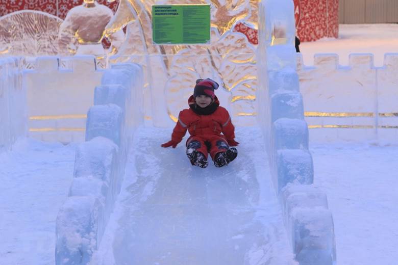  Cây cầu trượt được ghép từ các khối băng để trẻ em vui chơi trong những ngày đông. (Ảnh: Trần Hiếu/TTXVN)