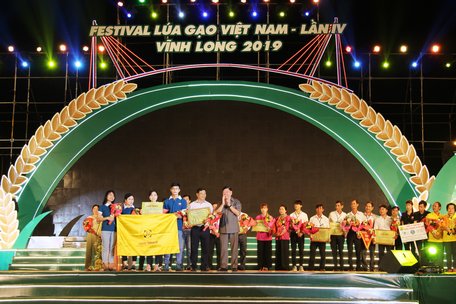 Công ty TNHH Sản xuất thương mại Phước Thành IV được trao giải tại lễ bế mạc Festival Lúa gạo vừa qua.
