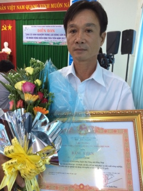 Anh Nguyễn Văn Đế nhận bằng khen của Thủ tướng Chính phủ về sáng chế làm lợi cho nông dân.