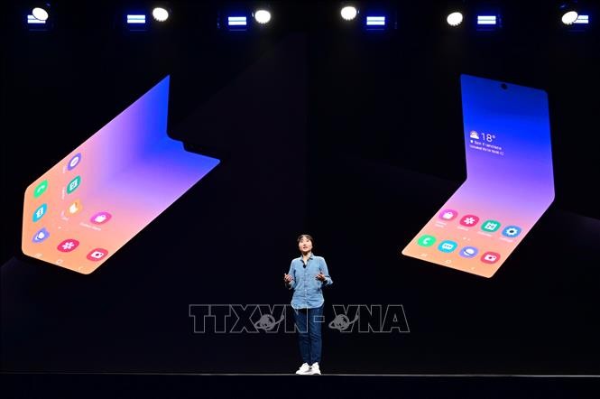 Mô hình smartphone màn hình gập phiên bản mới của Samsung được giới thiệu tại hội nghị ở San Jose, bang California, Mỹ ngày 29/10/2019. Ảnh: Yonhap/TTXVN