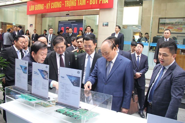 Thủ tướng Nguyễn Xuân Phúc cùng Bộ trưởng Nguyễn Mạnh Hùng và các đại biểu đi thăm các gian hàng sản phẩm công nghệ Make in Vietnam. (Ảnh: Mic)
