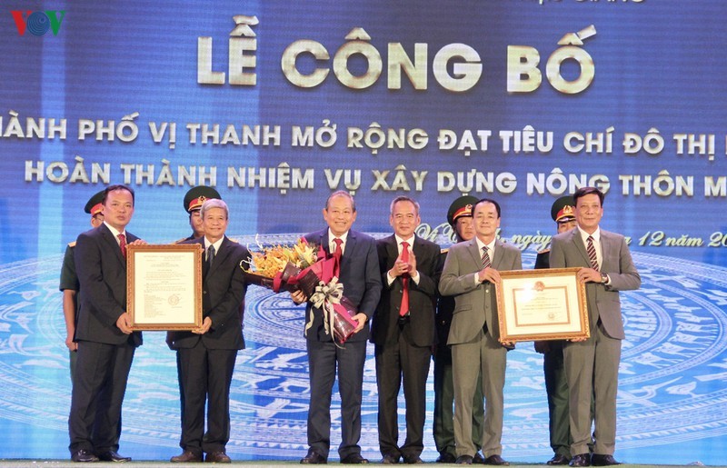 Ủy viên Bộ Chính trị, Phó Thủ tướng Thường trực Chính phủ Trương Hòa Bình trao Quyết định của Thủ tướng Chính phủ cho lãnh đạo Thành phố Vị Thanh.