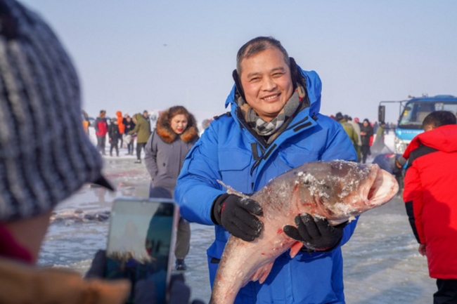 Trong khoảng 4-5 tuần lễ diễn ra lễ hội, du khách được chụp ảnh lưu niệm với những chú cá vừa bị bắt lên dưới hồ nước ngọt nổi tiếng của Trung Quốc