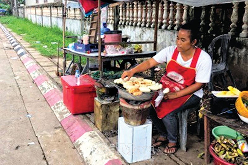 Chuối nướng - món ăn đường phố được bày bán rộng rãi ở tỉnh Khamouna (Lào). Ảnh: P.N