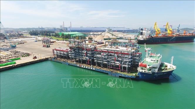Công ty TNHH Công nghiệp nặng Doosan Việt Nam (Doosan Vina) xuất khẩu 12 module khổng lồ đến UAE. Ảnh: TTXVN