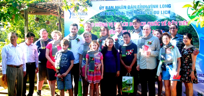 Đoàn khách quốc tế đầu tiên đến tỉnh Vĩnh Long, chụp ảnh lưu niệm tại Homestay Út Trinh.