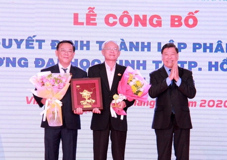 Lãnh đạo tỉnh Vĩnh Long tặng quà lưu niệm lãnh đạo Trường ĐH Kinh tế- TP Hồ Chí Minh.