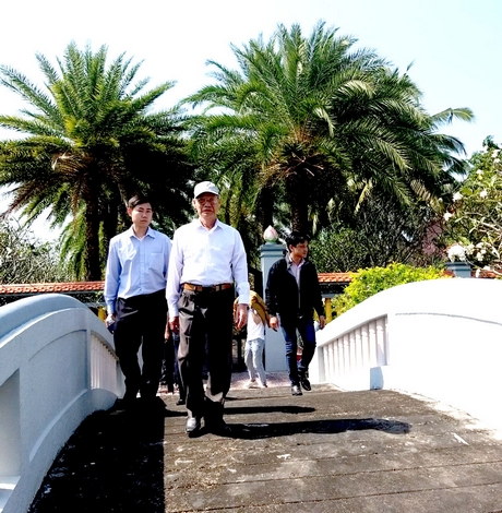 Đoàn khảo sát tham quan khu mộ gia tộc Thủ tướng Võ Văn Kiệt. Ảnh: NGỌC TRẢNG