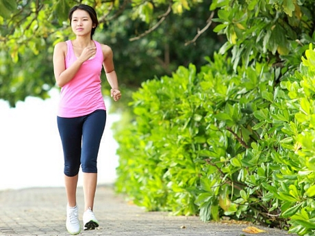 Đi bộ mỗi ngày: Nghiên cứu cho thấy vận động thể chất thường xuyên giúp ngăn ngừa các bệnh mãn tính như ung thư hay bệnh tim mạch. Cách tốt nhất và đơn giản nhất để giữ cơ thể khỏe mạnh là đi bộ 30 phút mỗi ngày.