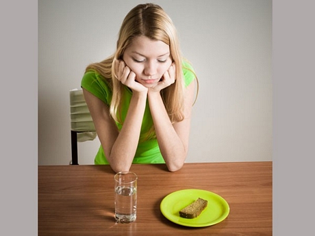  Không bỏ bữa: Nhiều người lầm tưởng rằng bỏ bữa sẽ giúp họ có được thân hình cân đối. Thực tế, thói quen này làm giảm tốc độ trao đổi chất, dẫn đến thiếu các chất dinh dưỡng thiết yếu. Nó còn dẫn đến các vấn đề về dạ dày và gây mệt mỏi.