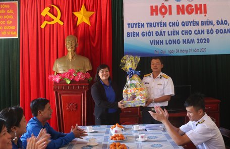 Bí thư Tỉnh Đoàn- Nguyễn Huỳnh Thu tặng quà cho đại diện Trạm Rađa 575