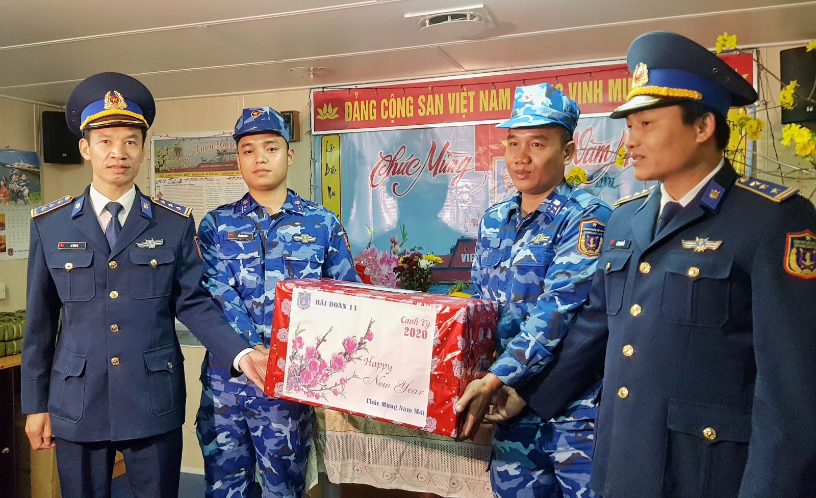  Hải đoàn trưởng Hải đoàn 11, Thượng tá Lê Thanh Hải (Ngoài cùng bên phải) tặng quà cho các chiến sĩ tàu 9004 lên đường thực hiện nhiệm vụ.