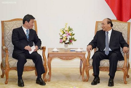 Thủ tướng Nguyễn Xuân Phúc và Bộ trưởng Ngoại giao Nhật Bản Motegi Toshimitsu - Ảnh: VGP/Quang Hiếu