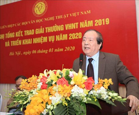 Nhà thơ Hữu Thỉnh, Chủ tịch Liên hiệp các Hội Văn học nghệ thuật Việt Nam phát biểu tại hội nghị. Ảnh: Thanh Tùng/TTXVN