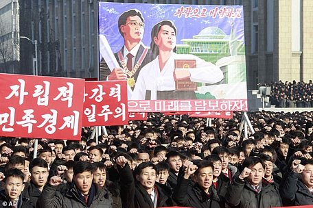 Người dân Triều Tiên tuần hành tại Quảng trường Kim Il-sung sáng 5/1. Ảnh: AP