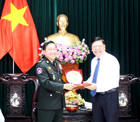 Trung tướng Dong Mao gửi lời chúc đến lãnh đạo và nhân dân tỉnh Vĩnh Long năm mới đạt nhiều thắng lợi mới.