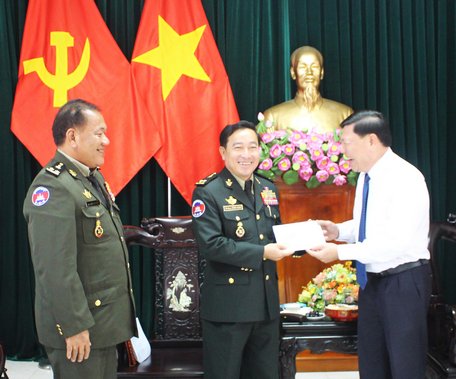 Bí thư Tỉnh ủy- Trần Văn Rón (phải) tặng thiệp chúc xuân đến Trung tướng Yong Mao và các thành viên trong đoàn.