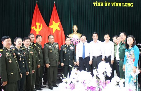 Đoàn công tác của Cục Phát triển Bộ Quốc phòng Hoàng gia Campuchia chụp ảnh lưu niệm cùng lãnh đạo tỉnh Vĩnh Long.