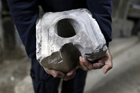 Bàn cân cổ có niên đại khoảng 2.000 năm tuổi được phát hiện tại Jerusalem. (Ảnh: AFP/TTXVN)