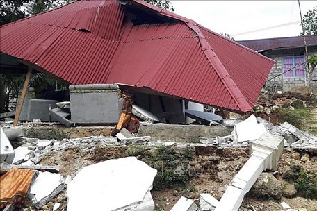 Nhà cửa bị phá hủy sau trận động đất ở Ambon, Maluku, Indonesia, ngày 27/9/2019. Ảnh tư liệu: AFP/TTXVN