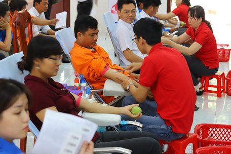 CNVC- LĐ Công ty Điện lực Vĩnh Long tham gia hiến máu nhân đạo.