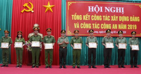 Đại tá Phan Ngọc Tính- Phó Giám đốc Công an tỉnh trao bằng khen cho các cá nhân, tập thể có thành tích xuất sắc trong năm 2019.