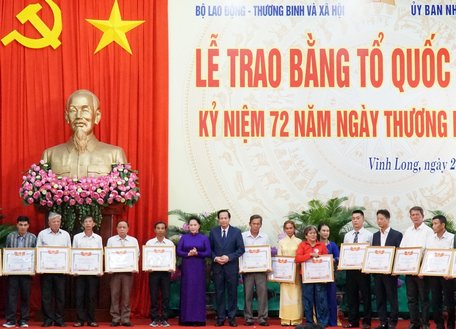 Chủ tịch Quốc hội Nguyễn Thị Kim Ngân và Bộ trưởng Bộ Lao động-Thương binh và Xã hội Đào Ngọc Dung trao Bằng Tổ quốc ghi công cho thân nhân gia đình liệt sĩ.