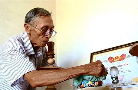 Ông Lê Văn Truyền (xã Thanh Bình- Vũng Liêm bên Bằng Tổ quốc ghi công của người chú- liệt sĩ Lê Văn Chác.