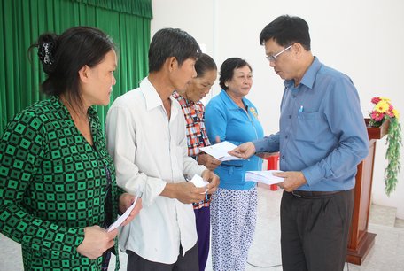 Đại biểu Quốc hội Lưu Thành Công trao quà đến gia đình chính sách.
