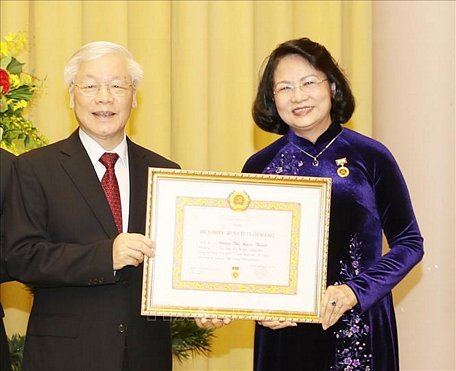 Tổng Bí thư, Chủ tịch nước Nguyễn Phú Trọng trao Huy hiệu 40 năm tuổi Đảng tặng đồng chí Đặng Thị Ngọc Thịnh. Ảnh: Trí Dũng/TTXVN