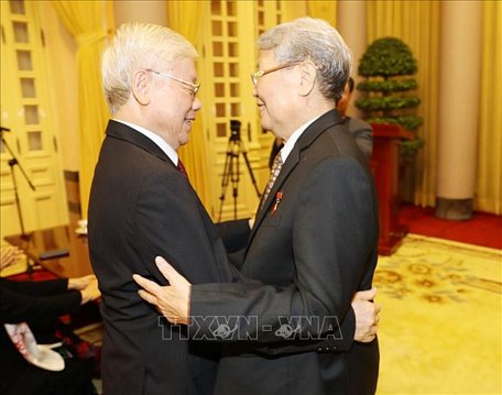  Tổng Bí thư, Chủ tịch nước Nguyễn Phú Trọng chúc mừng đồng chí Trần Đức Lương.Ảnh : Trí Dũng/TTXVN