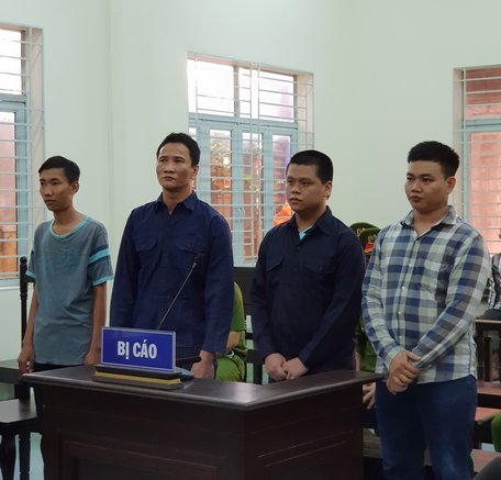 Các bị cáo (từ trái sang) Khánh, Long, Nam, Đạt tại phiên tòa sơ thẩm.