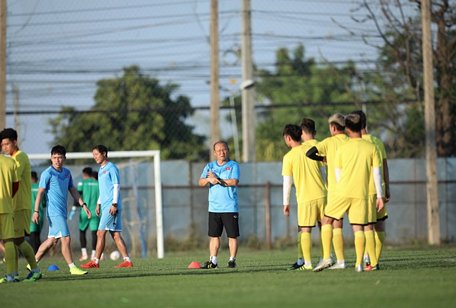 U.23 Việt Nam nỗ lực tập luyện trước trận gặp U.23 UAE. Ảnh: TTXVN