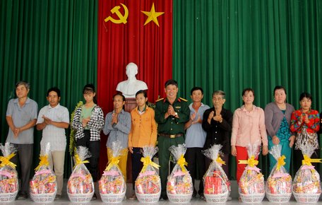 Đại tá Nguyễn Việt Trung- Phó Chính ủy Bộ Chỉ huy Quân sự tỉnh- tặng quà tết cho các gia đình khó khăn.