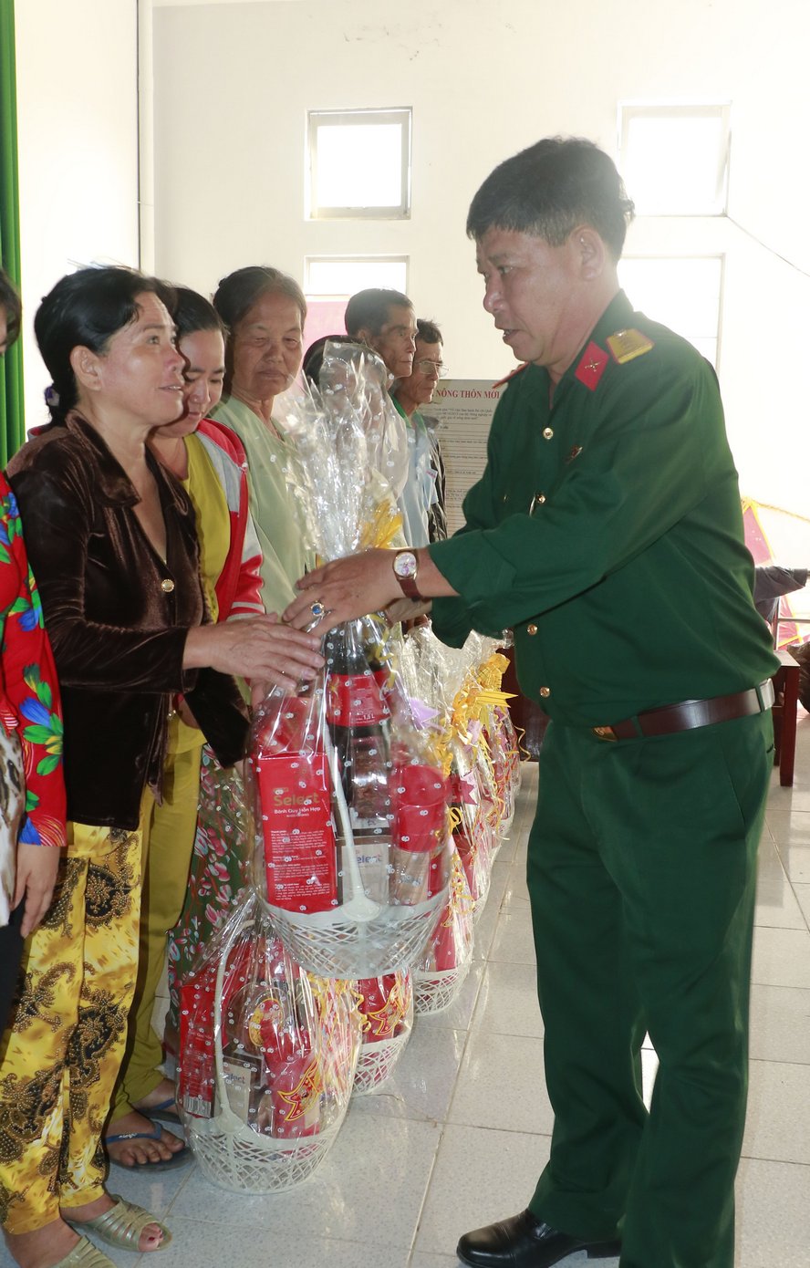 Bộ Chỉ huy Quân sự tỉnh tặng 235 phần quà tết cho bà con khó khăn trên địa bàn xã Nguyễn Văn Thảnh.