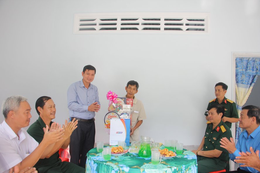 Bàn giao nhà tình thương cho gia đình ông Nguyễn Hoàng Trung (ấp Mỹ Hòa). Căn nhà được Đài Phát thanh- Truyền hình Vĩnh Long hỗ trợ kinh phí 40 triệu đồng.