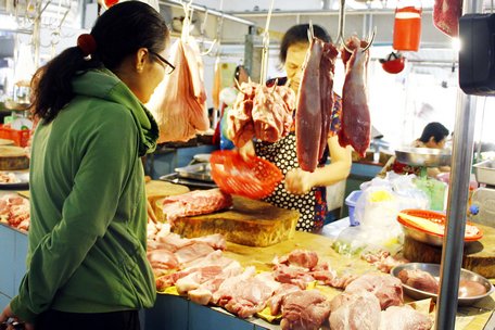 Giá heo sẽ giảm khi lượng heo thịt được người chăn nuôi bán ra nhiều vào dịp cận tết.
