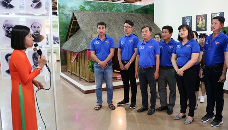 Đoàn nghe thuyết minh về thân thế, cuộc đời, sự nghiệp của Chủ tịch Hồ Chí Minh tại Bảo tàng Hồ Chí Minh chi nhánh Bình Thuận.