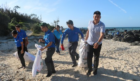 Đoàn viên thanh niên tham gia thu dọc rác thải nhựa tại bãi biển trong chương trình Xuân tình nguyện.