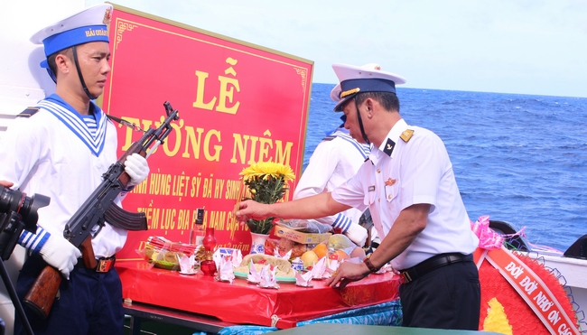 Đại tá Đặng Mạnh Hùng- Đảng ủy viên Đảng ủy Bộ Tư lệnh Vùng 2 Hải quân thắp hương các anh hùng liệt sĩ