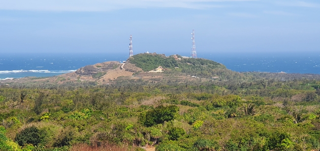 Huyện đảo Phú Quý có diện tích tự nhiên khoảng 17km2 với nhiều tiềm năng phát triển du lịch. Trong ảnh: Một phần đảo Phú Quý khi quan sát từ chân ngọn Hải Đăng nằm trên núi Cấm (xã Ngũ Phụng).