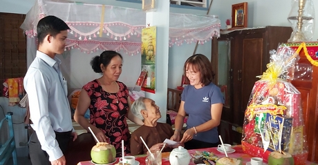 Đại diện BCH Công đoàn và Chi đoàn Báo Vĩnh Long thăm, chúc tết Mẹ Việt Nam anh hùng Phan Thị Khéo.