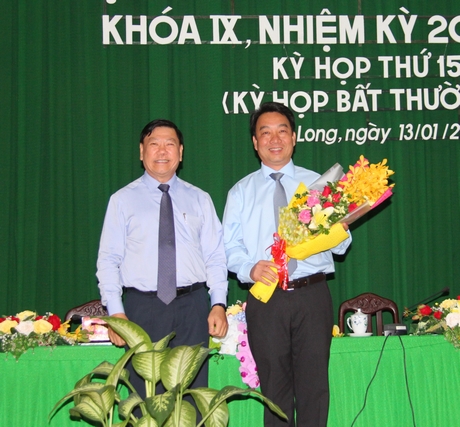 Ông Trần Văn Rón- Ủy viên BCH Trung ương Đảng, Bí thư Tỉnh ủy tặng hoa chúc mừng ông Lữ Quang Ngời.