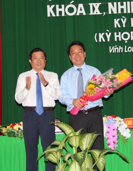 Ông Bùi Văn Nghiêm- Phó Bí thư Thường trực Tỉnh ủy, Chủ tịch HĐND tỉnh tặng hoa chúc mừng ông Lữ Quang Ngời.