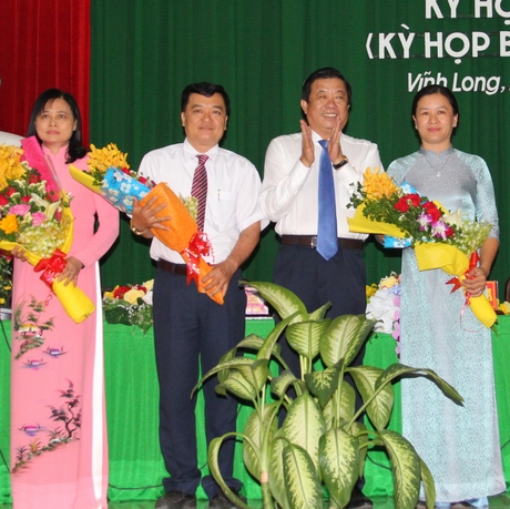 Ông Bùi Văn Nghiêm- Phó Bí thư Thường trực Tỉnh ủy, Chủ tịch HĐND tỉnh tặng hoa chúc mừng 3 ủy viên UBND vừa được bầu bổ sung.