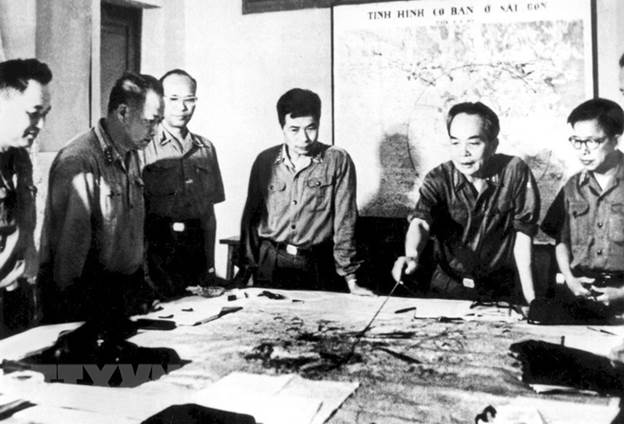  Đại tướng Võ Nguyên Giáp cùng các đồng chí trong Quân ủy Trung ương duyệt phương án tác chiến Chiến dịch Hồ Chí Minh. (Ảnh: TTXVN)