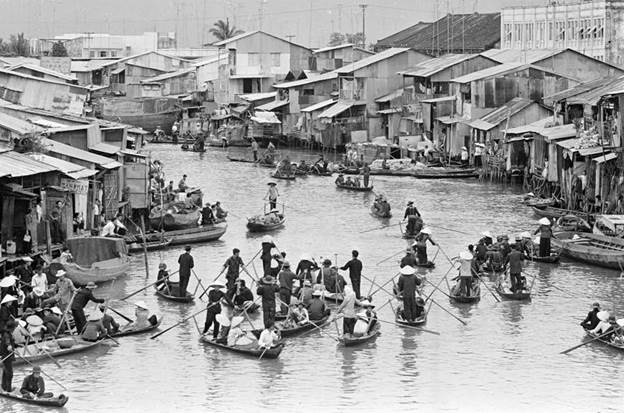  Bến Năm Căn (Cà Mau) sau ngày giải phóng. Sau khi Tổng thống Việt Nam Cộng hòa Dương Văn Minh tuyên bố đầu hàng vô điều kiện trưa 30/4, sáng 1/5/1975, tỉnh Cà Mau chính thức được giải phóng. (Ảnh: TTXVN)